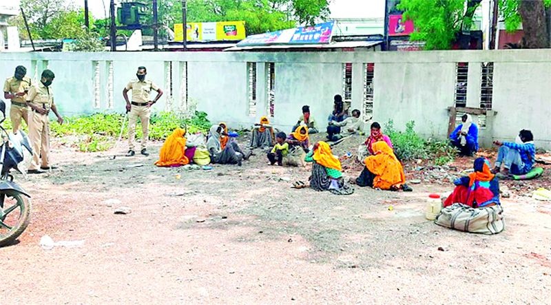 Telangana, Andhra workers trapped in Andhra Pradesh | तेलंगण, आंध्रातील दीडशे कामगार अडकले