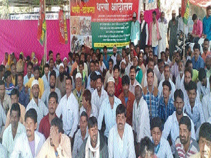 Thapi-Kachara movement in front of the sub-divisional office | उपविभागीय कार्यालयासमोर थापी-टोकरा आंदोलन