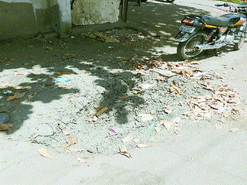 After cleaning drainage in Panchvati, the mud on the road and soil fell | पंचवटीत ड्रेनेज सफाईनंतर रस्त्यावर गाळ, माती पडून