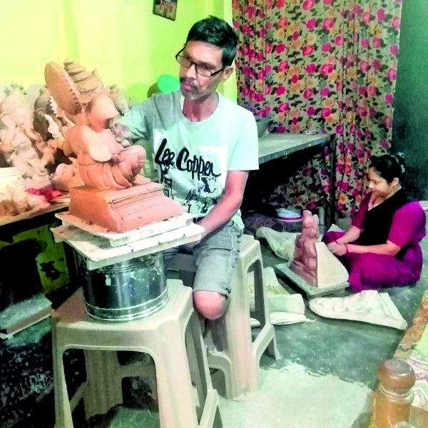 The sculptor of Ganesha idol started working | मूर्तिकार लागले कामाला, बाप्पा यंदा पावतील का?