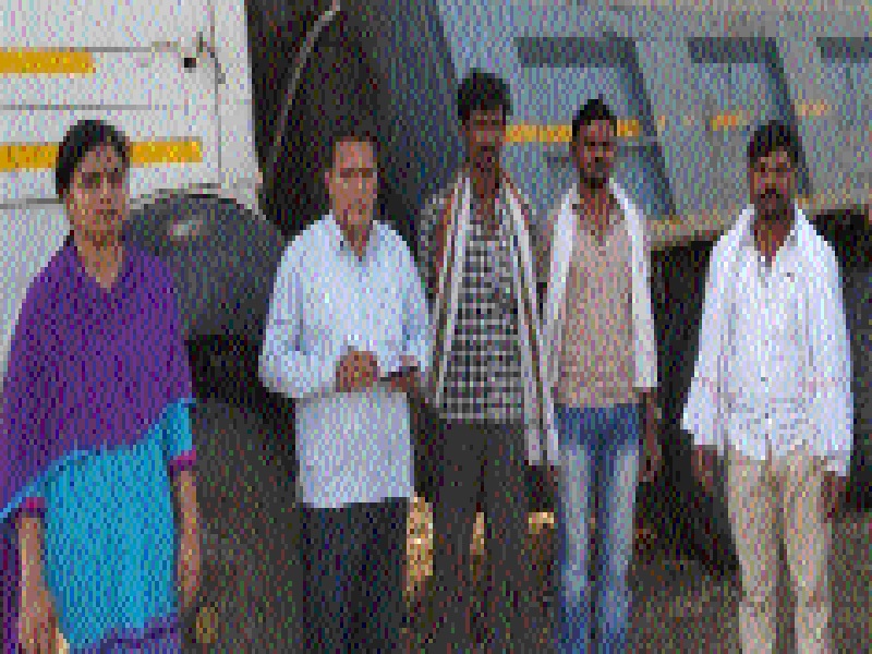 Tahsildar's action against sand mafia | तहसीलदारांनी केली वाळू माफियांविरुद्ध कारवाई