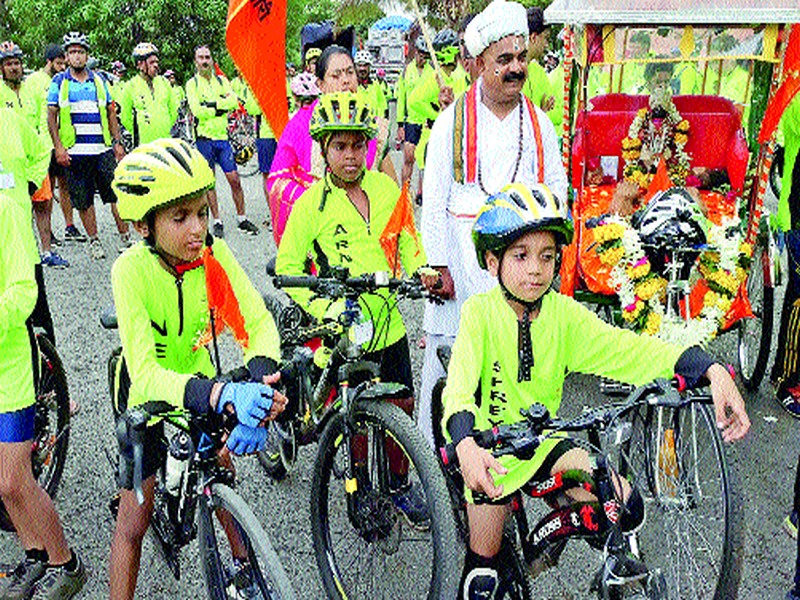  Pandharpur Wari on a seven-year Shreyas bicycle | सात वर्षांच्या श्रेयसची सायकलवर पंढरपूर वारी