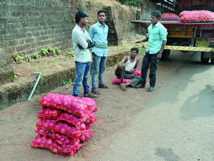 Ratnagiri: Marketing connectivity to the labor: Onion merchandise of Solapur reached Ratnagiri | रत्नागिरी : कष्टाला मार्केटिंगची जोड : सोलापूरचे कांदाव्यापारी रत्नागिरीत पोहोचले