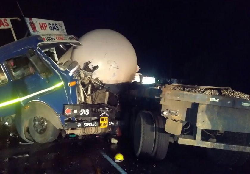 On the Wardha-Nagpur road, a container and a tanker hit face to face | वर्धा-नागपूर मार्गावर कंटेनर व टँकरची समोरासमोर धडक