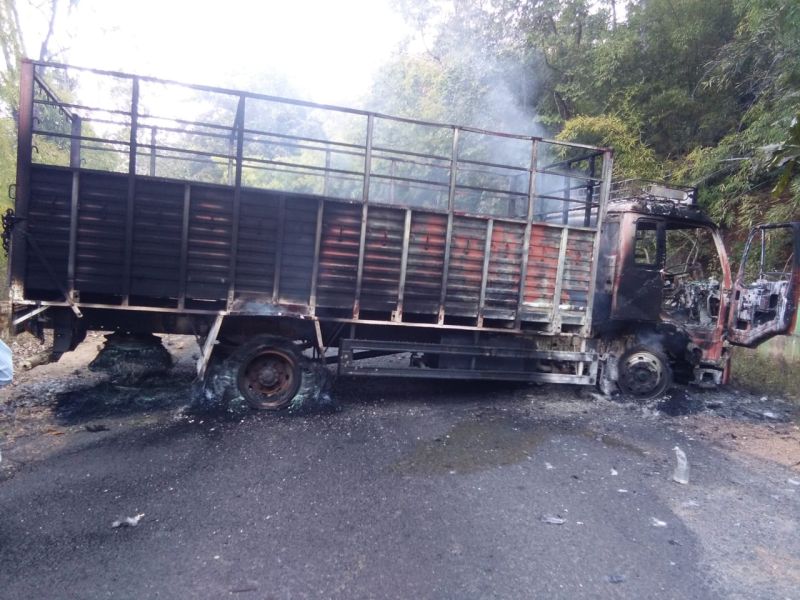 Naxalite road block in Gadchiroli district; Vehicle Range | गडचिरोली जिल्ह्यात नक्षल्यांनी भाजीपाल्याचा ट्रक जाळला
