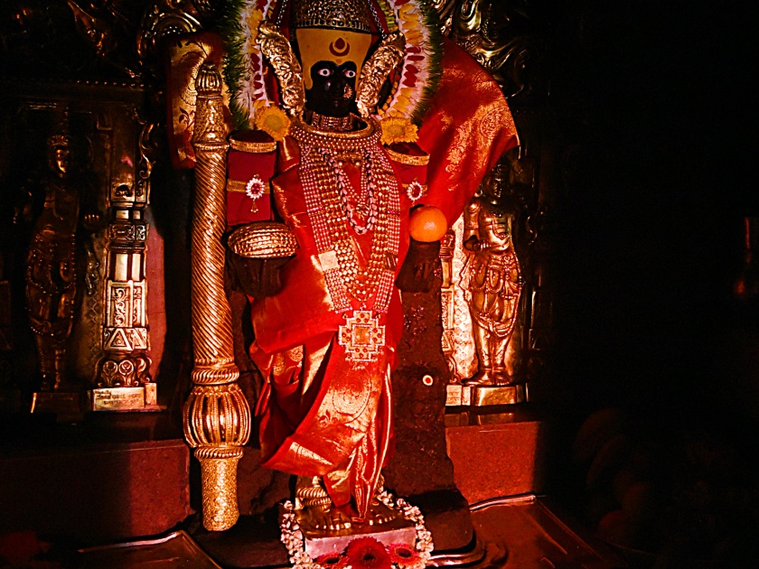 On the third day, Ambabai's radiance reaches the neck of the idol | तिसऱ्या दिवशी किरणे मूर्तीच्या गळ्यापर्यंत अंबाबाईचा किरणोत्सव