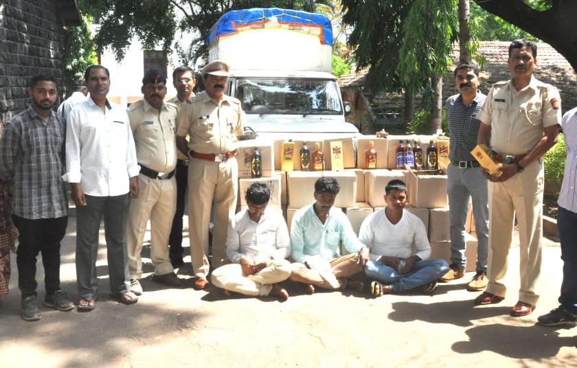 Kolhapur: Transport of foreign liquor in Ambalite; Three arrested with VAN drivers | कोल्हापूर : आंबोलीत विदेशी मद्याची वाहतूक ; व्हॅनचालकांसह तिघांना अटक
