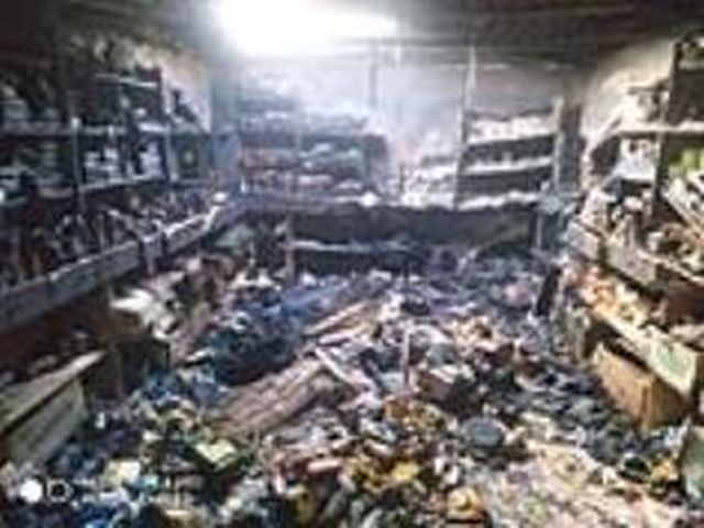 Loot eight lakhs in a fire set by thieves | चोरट्यांनी लावलेल्या आगीत आठ लाखांचा ऐवज खाक