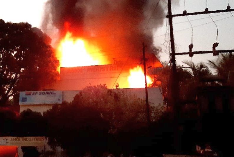 A fire broke out in a factory in Ambad | अंबडमध्ये कारखान्यात आगीचा भडका