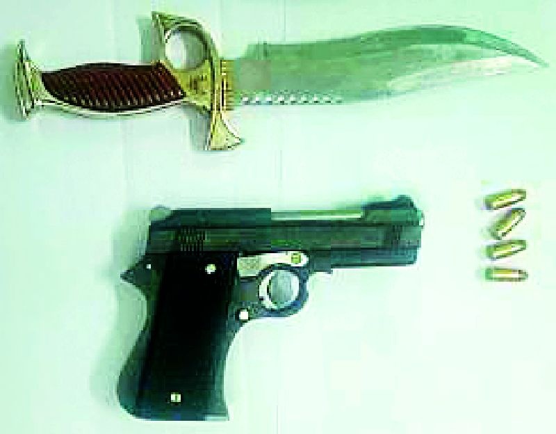  Pistol, live cartridge, both of them arrested for sale of knives | पिस्टल, जिवंत काडतूस, चाकू विक्रीसाठी आलेल्या दोघांना अटक
