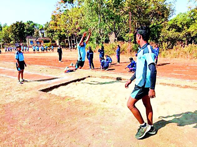 Lessons for the tribal students | आदिवासी विद्यार्थ्यांना मैदानी खेळाचे धडे