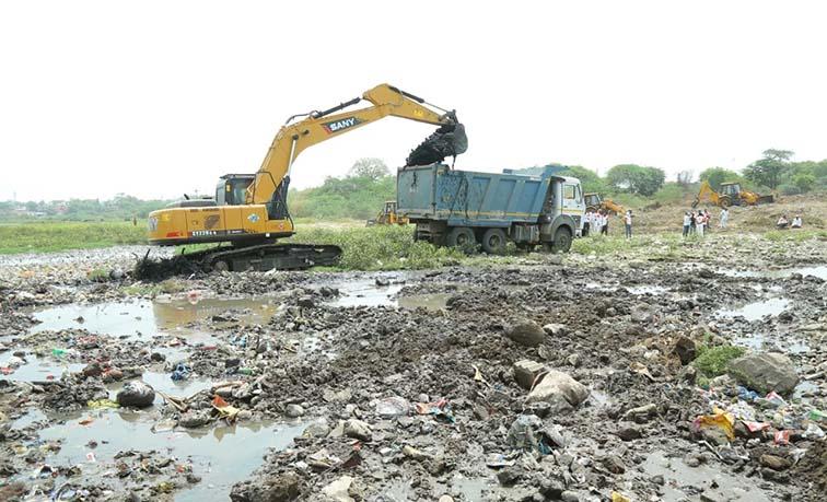 Mahaswachata Abhiyan in Bondasara river bed in Beed | बीडमध्ये बिंदुसरा नदीपात्रात महास्वच्छता अभियान