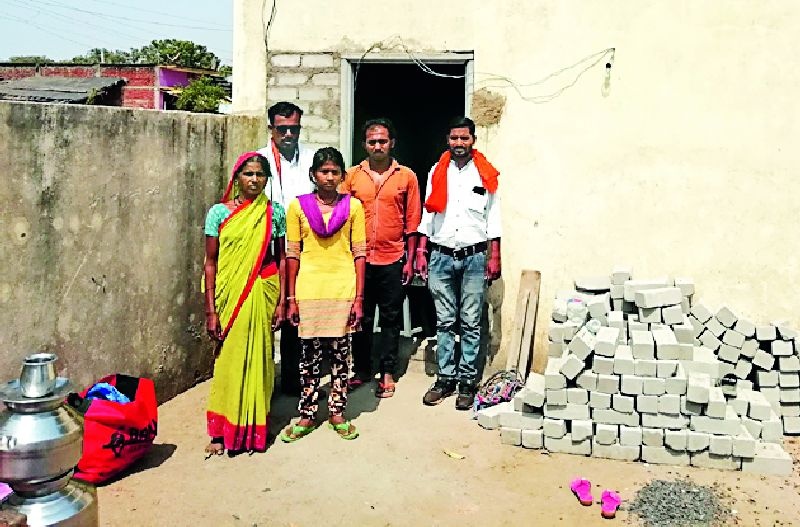 The family of the firefighter ran into the Kondwadi world | आगग्रस्त कुटुंबाने थाटला कोंडवाड्यात संसार