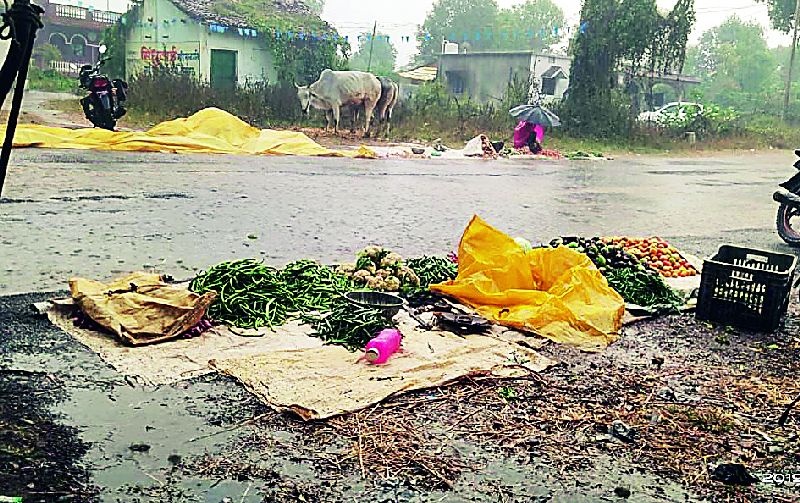 The rains again hit the farmers | पावसाने पुन्हा केला शेतकऱ्यांचा घात