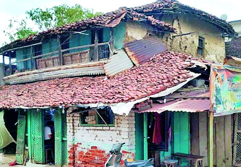 Striking of action on dilapidated buildings | जीर्ण इमारतींवर कारवाईबाबत हतबलता