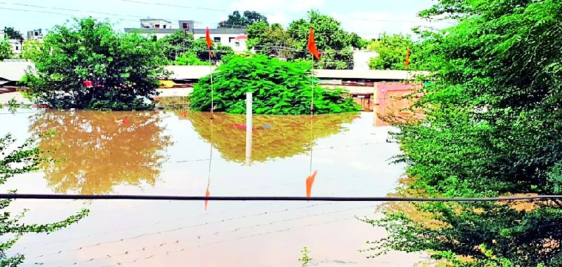 Life in the district is disrupted even after 48 hours due to floods | जिल्ह्यात पूरपरिस्थितीने ४८ तासानंतरही जनजीवन विस्कळीत