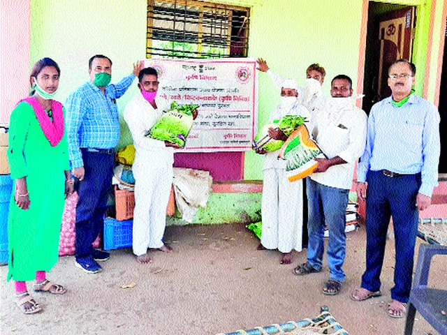 Fertilizers, seeds on the dam to farmers in Igatpuri | इगतपुरीत शेतकऱ्यांना बांधावर खते, बियाणे