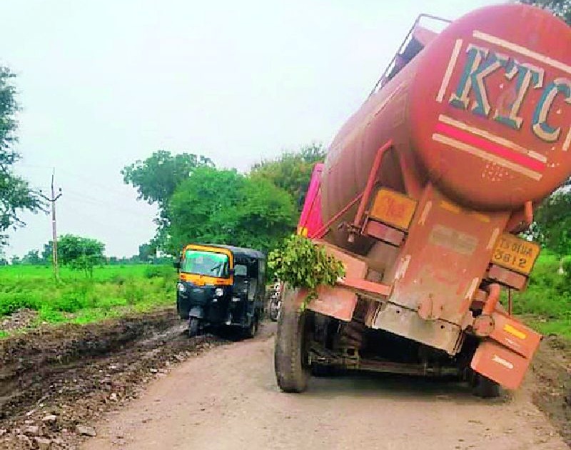 Traveling on the Rajura-Adilabad route became dangerous | राजुरा-आदिलाबाद मार्गावरून प्रवास करणे झाले धोकादायक