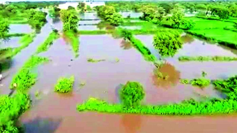 The canal burst, the situation worsened | कालवा फुटला, पूरस्थिती बिकट