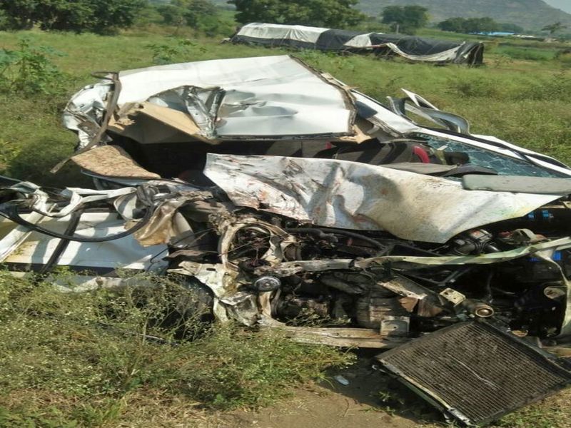 One killed, 40 injured in car accident | कार-बस अपघातात १ ठार, ४० जण जखमी
