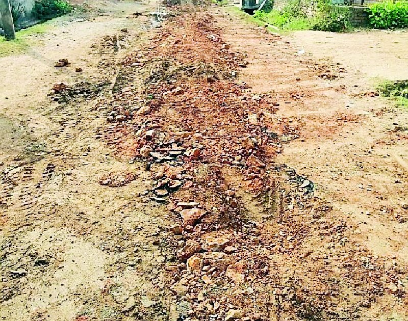 Roads excavated for drainage | ड्रेनेजसाठी खोदलेले रस्ते ‘जैसे थे’
