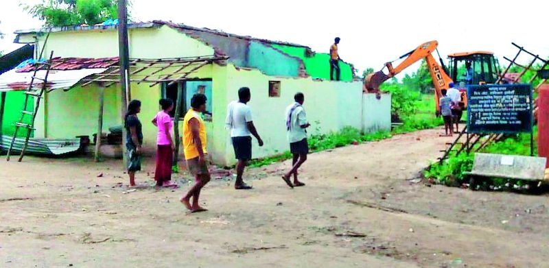 Ansarpanch demolished his own house | अन् सरपंचाने पाडले स्वतःचेच घर