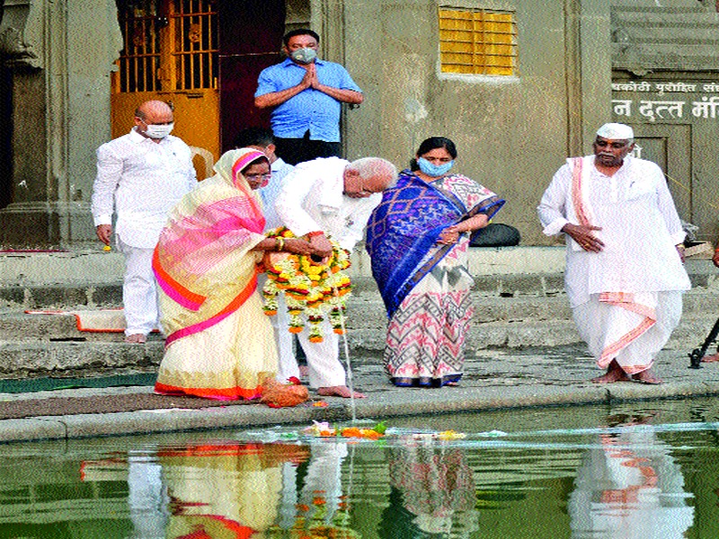 Saptnik Ganga Pujan performed by Gurumauli | गुरुमाउली यांनी केले सपत्नीक गंगापूजन