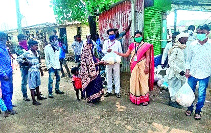 Free groceries for tribal families in Igatpuri | इगतपुरीत आदिवासी कुटुंबीयांना मोफत किराणा