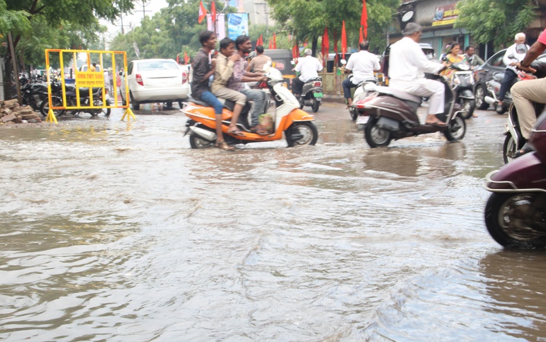 Jalna district receives strong return of rain ..! | जालना जिल्ह्यात पावसाचे दमदार पुनरागमन..!