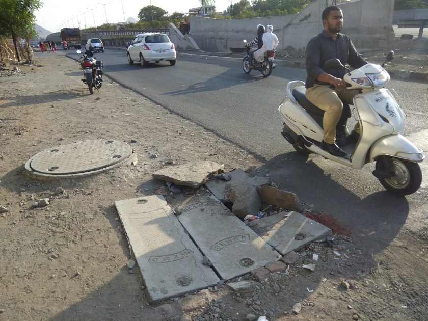 Digging on many highways on the Bombay Highway | ंमुंबई महामार्गावर अनेक ठिकाणी खोदकाम