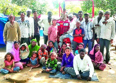 Two laborers stuck in Madhya Pradesh | १२० मजूर अडकले मध्य प्रदेशात