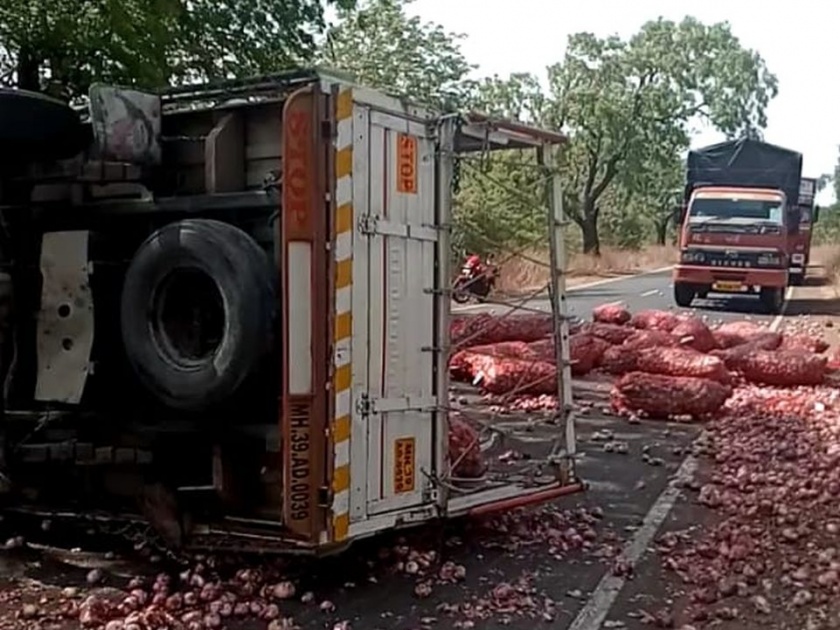 Three people were injured when a truck full of onions overturned | कांदे भरलेला ट्रक उलटल्याने तीन जण जखमी