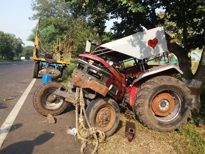 Hurricane: Traffic-pick-up of sugarcane tractor-pickup | ऊस वाहतूक ट्रॅक्टर-पिकअपची जोरदार धडक