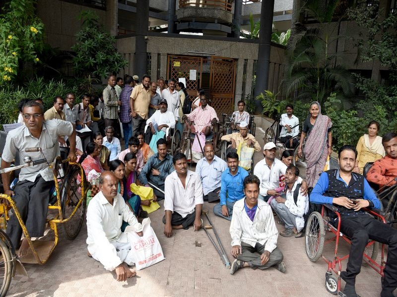 Blind handicap hits Nashik Municipal Corporation | अंध अपंगाची नाशिक महापालिकेवर धडक