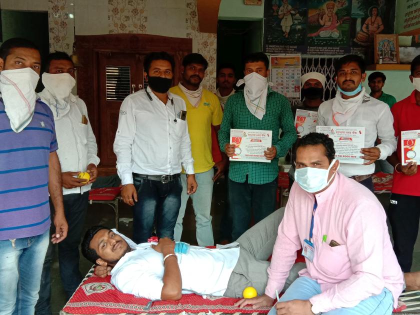 At Gudhi, 4 youths donated blood | गुढे येथे ५१ तरुणांनी केले रक्तदान