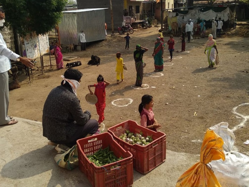 Free distribution of vegetable to Mulgaon | मळगाव येथे भाजीपाला मोफत वाटप