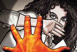 Demand of five lakh rupees for rape | बलात्काराची केस मागे घेण्यासाठी पाच लाखांच्या खंडणीची मागणी