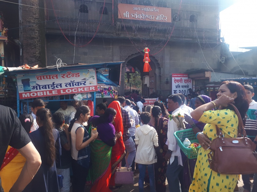  Holidays crowds on Trimbakeshwar, Saptashringgad | सुट्ट्यांमुळे त्र्यंबकेश्वर, सप्तश्रृंगगडावर गर्दी