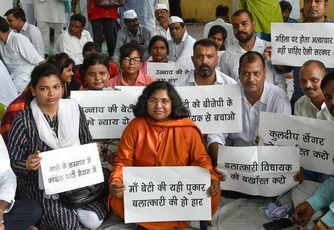 Unnao rape victim gets treatment in Lucknow only | उन्नावच्या बलात्कार पीडितेवर तूर्त लखनौमध्येच उपचार