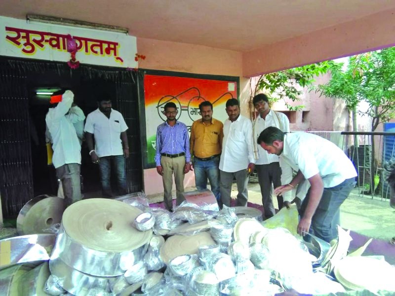 Two lakh plastics seized from in Mangarulpar | मंगरूळपिरात गृहोद्योग समुहाकडून दोन लाखांचे प्लास्टिक जप्त