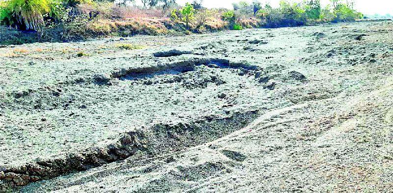 2.5km river bed planted by sand bars | वाळूचोरट्यांनी पोखरले अडीच किलोमीटरचे नदीपात्र