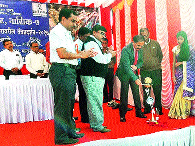 Industrial revolution of Robotics Mahesh Jigde: inaugurated by the Directorate of Business Education and Training | रोबोटिकची औद्योगिक क्रांती महेश झगडे : व्यवसाय शिक्षण व प्रशिक्षण संचालनालयाच्या वतीन तंत्रप्रदर्शनाचे उद््घाटन