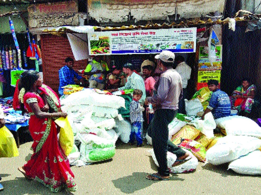 Farmers' clash for purchase of seeds and fertilizers in Jawhar | जव्हारमध्ये बियाणे व खत खरेदीसाठी शेतकऱ्यांची झुंबड