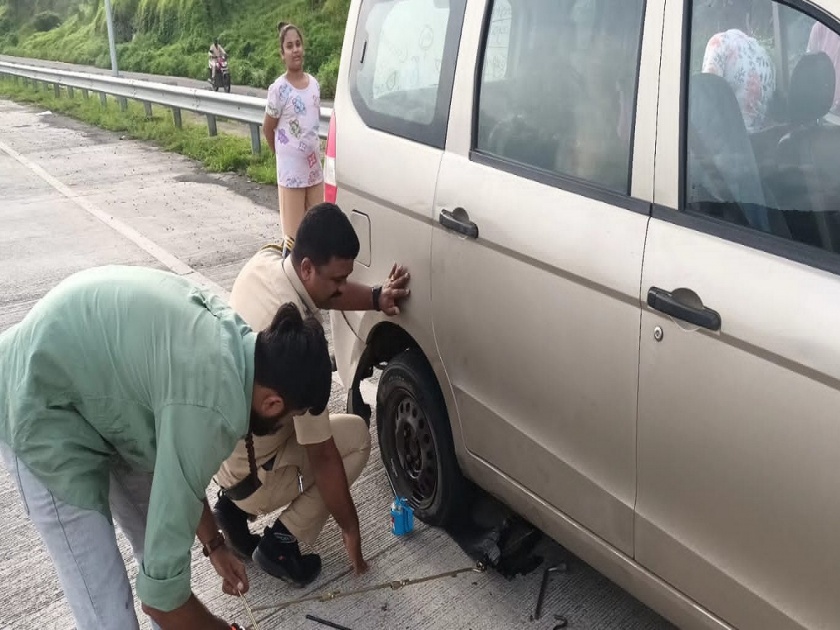 During Ganeshotsav, Raigad Police repaired vehicle of many people | गणेशोत्सवात रायगड पोलिसांकडून चाकरमान्यांची वाहन दुरुस्त