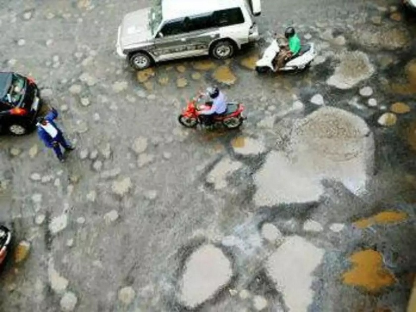 Asphalt and cement donation campaign of Congress to fill potholes in Ulhasnagar | उल्हासनगरात रस्त्याची दुरावस्था, रस्त्यातील खड्डे भरण्यासाठी काँग्रेसचे डांबर व सिमेंट दान अभियान