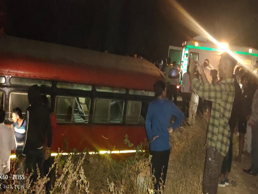 Malkapur-Pune bus accident near Chinchpur, 7 passengers injured | चिंचपूरनजीक मलकापूर-पुणे बसला अपघात, ७ प्रवासी जखमी