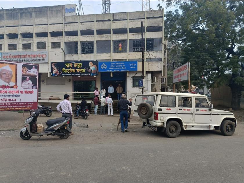 Thieves cut Pohegaon Indian Overseas Bank's ATM with a cutter, made off with Rs.11 lakh | पोहेगाव इंडियन ओव्हरसीज बँकेचे एटीएम चोरट्यांनी कटरने कापले, अकरा लाख रुपये घेऊन पसार