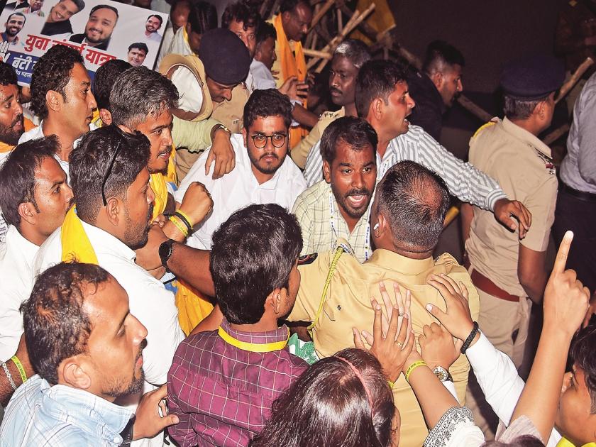 Police lathicharged during NCP Yuva Sangharsh yatra in nagpur | रोहित पवार मुख्यमंत्र्यांच्या भेटीला; युवा संघर्ष यात्रेतील गोंधळानंतर दिली ही प्रतिक्रिया