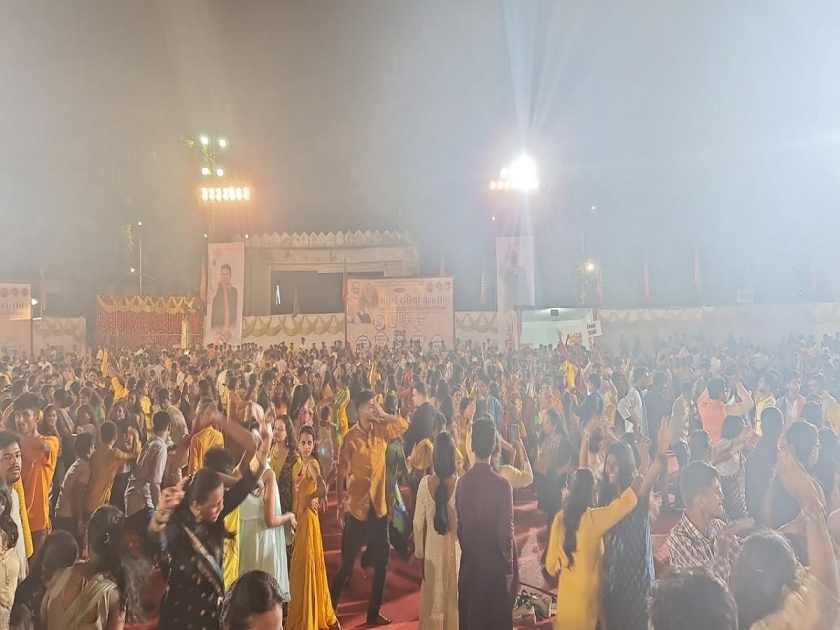 In the presence of thousands, the Marathi Dandiya started on behalf of the Mumbai BJP | हजारोंच्या उपस्थितीत मुंबई भाजपच्या वतीने मराठी दांडिया दिमाखात झाली सुरवात