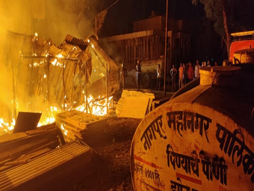 Fierce fire incidents in Harpur and Pardi | हरपूर आणि पारडीत भीषण आगीच्या घटना